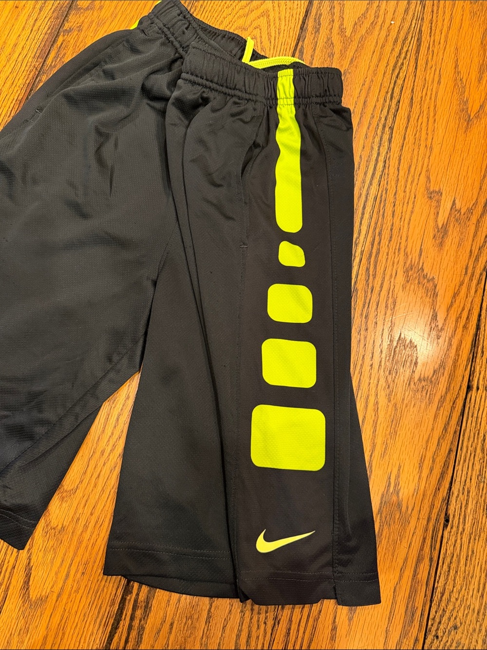 NIKE ELITE STRIPE BASKETBALL SHORTS IN BLACK AND NEON GREEN BOYS SIZE LARGE - Picture 2 of 12